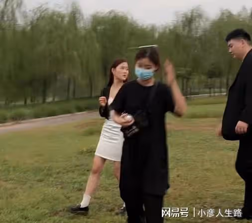 朱小偉陳萌拍結婚照，互動披外套太甜，陳亞男直播唱我還為你等候