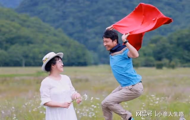 余秀華稱要看遍世間萬物，與異性牽手爬泰山被拍，網友：又談了？