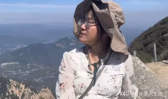 余秀華稱要看遍世間萬物，與異性牽手爬泰山被拍，網友：又談了？