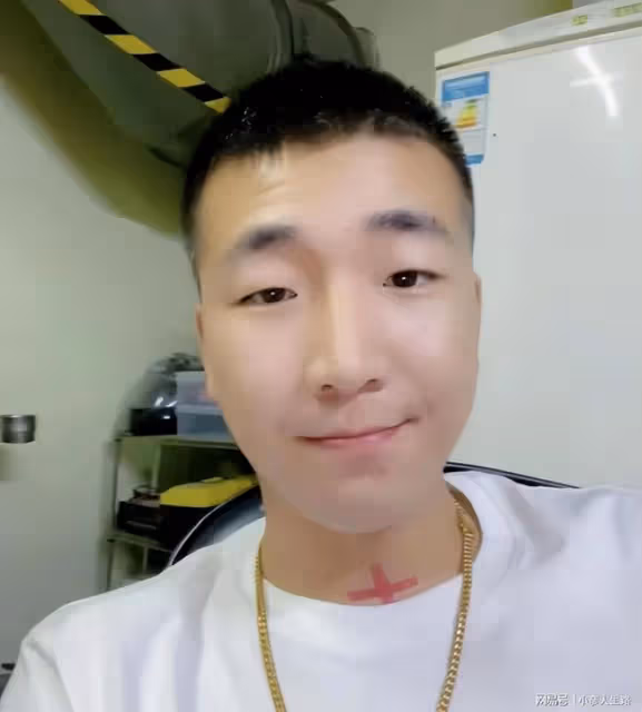 跟李菁菁離婚劉振現狀曝光！獨在老房慶生很心酸，網友：咎由自取
