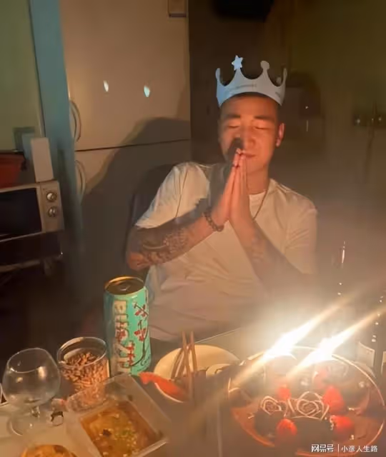 跟李菁菁離婚劉振現狀曝光！獨在老房慶生很心酸，網友：咎由自取