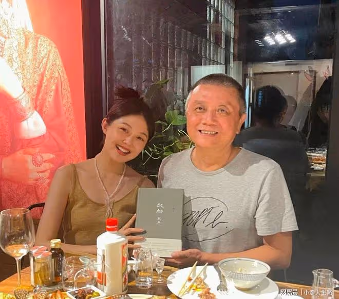 網紅鼻祖晚晚與王朔聚餐!穿弔帶露白皙大腿,桌上千元茅台太搶眼