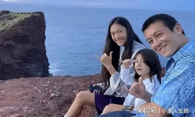 陳冠希一家久居溫哥華,頭髮稀疏,皮膚下垂,被合影模樣蒼老難認