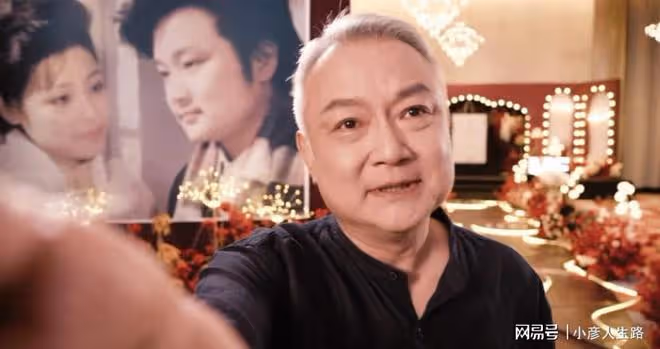 58歲歐陽奮強近照曝光,單膝下跪向愛妻求婚,妻子穿白紗很有氣質