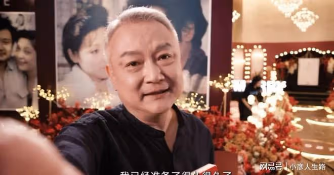 58歲歐陽奮強近照曝光,單膝下跪向愛妻求婚,妻子穿白紗很有氣質