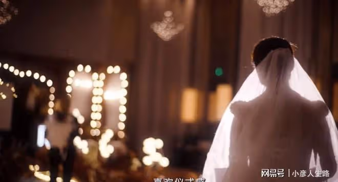 58歲歐陽奮強近照曝光,單膝下跪向愛妻求婚,妻子穿白紗很有氣質