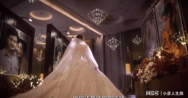 58歲歐陽奮強近照曝光,單膝下跪向愛妻求婚,妻子穿白紗很有氣質
