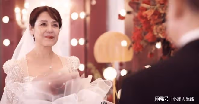 58歲歐陽奮強近照曝光,單膝下跪向愛妻求婚,妻子穿白紗很有氣質