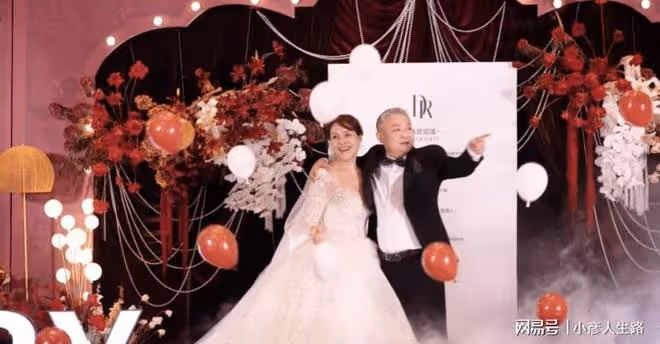 58歲歐陽奮強近照曝光,單膝下跪向愛妻求婚,妻子穿白紗很有氣質