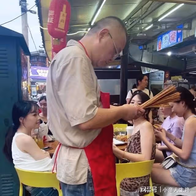 棣爸油炸生意火爆,內行人爆料可年入百萬,粉絲卻在評論區吵起來