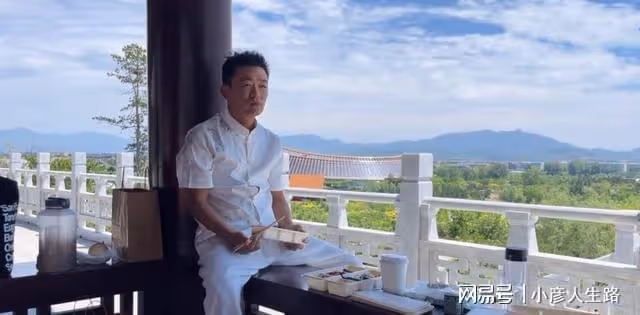 40歲王寶強曬近況!坐公園涼亭吃減肥盒飯,皮膚黝黑身材瘦一圈兒
