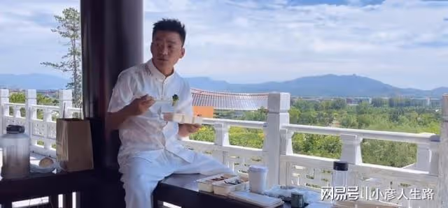 40歲王寶強曬近況!坐公園涼亭吃減肥盒飯,皮膚黝黑身材瘦一圈兒