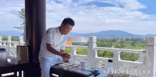 40歲王寶強曬近況!坐公園涼亭吃減肥盒飯,皮膚黝黑身材瘦一圈兒