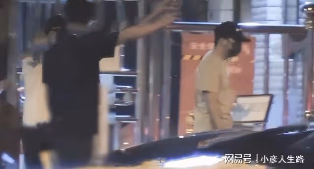 40歲王寶強曬近況!坐公園涼亭吃減肥盒飯,皮膚黝黑身材瘦一圈兒