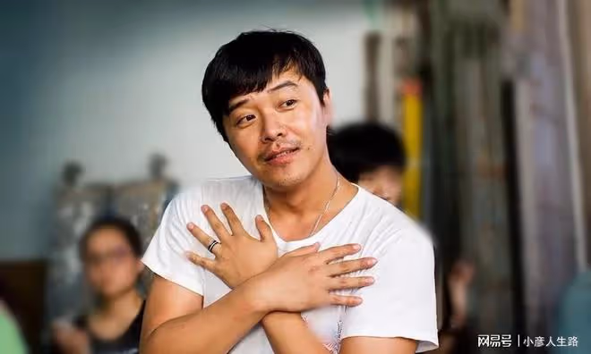 放飛了?陳思誠與佟麗婭離婚後摟美女合影,與劣跡網紅聚餐滿臉笑