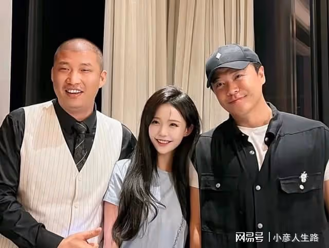 放飛了?陳思誠與佟麗婭離婚後摟美女合影,與劣跡網紅聚餐滿臉笑