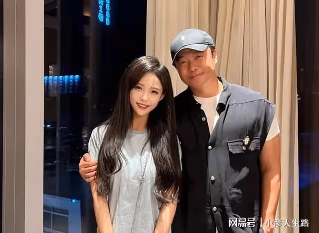 放飛了?陳思誠與佟麗婭離婚後摟美女合影,與劣跡網紅聚餐滿臉笑