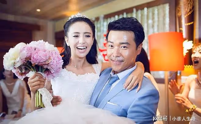 放飛了?陳思誠與佟麗婭離婚後摟美女合影,與劣跡網紅聚餐滿臉笑
