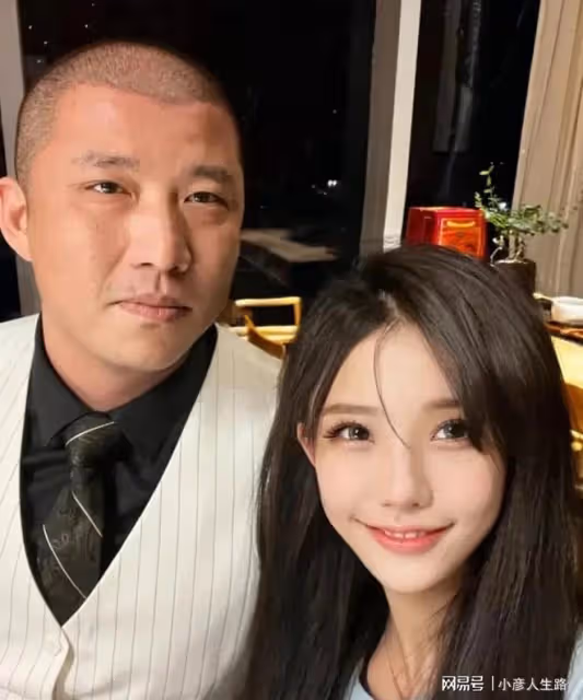 放飛了?陳思誠與佟麗婭離婚後摟美女合影,與劣跡網紅聚餐滿臉笑