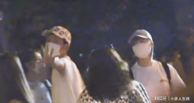 感情穩定!井柏然摟劉雯細腰深夜會友聚餐,大表姐模特身材超吸睛