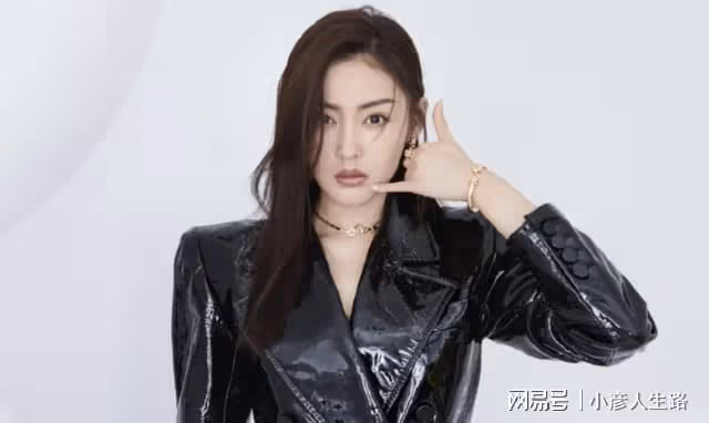 孟美岐效仿張天愛,卻因雙重否定成了「三」,網友:先學好語文吧