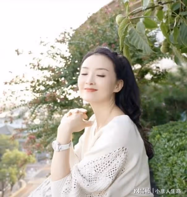 王艷戴百萬名表迎接秋天!豪宅頂部種核桃樹,站在陽台可望到故宮