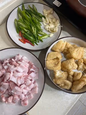 超級美味下飯的油豆腐辣椒炒肉