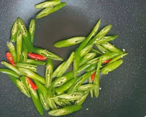 超級美味下飯的油豆腐辣椒炒肉