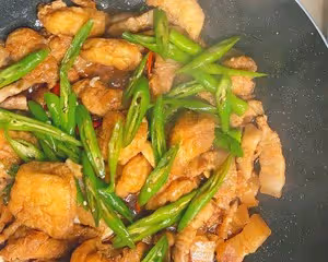 超級美味下飯的油豆腐辣椒炒肉