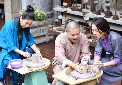 善行俠女性格!方文琳領柯淑勤閨蜜一起修佛「意外揭她低調行善」修行靜心:靠勞力去做保潔阿姨自足