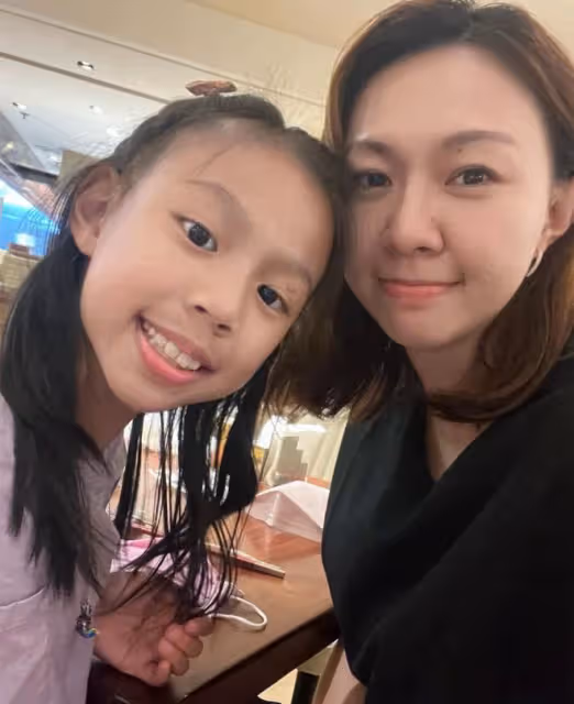 卓依婷曬照為女兒慶生,40歲凍齡有術,9歲愛女呆萌可愛太像老爸