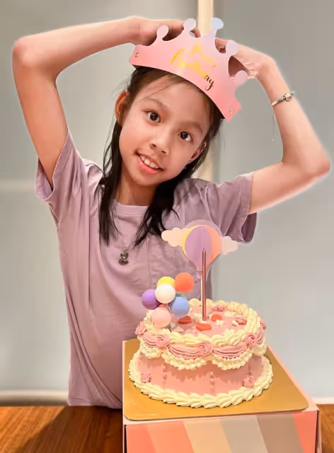 卓依婷曬照為女兒慶生,40歲凍齡有術,9歲愛女呆萌可愛太像老爸
