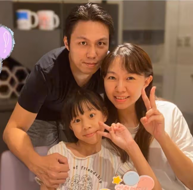 卓依婷曬照為女兒慶生,40歲凍齡有術,9歲愛女呆萌可愛太像老爸