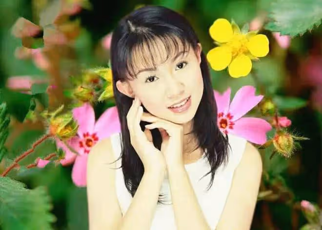 卓依婷曬照為女兒慶生,40歲凍齡有術,9歲愛女呆萌可愛太像老爸