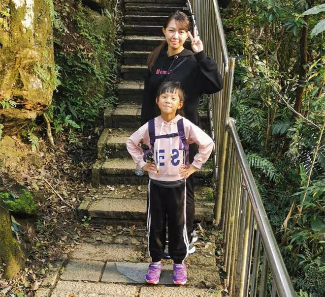 卓依婷曬照為女兒慶生,40歲凍齡有術,9歲愛女呆萌可愛太像老爸
