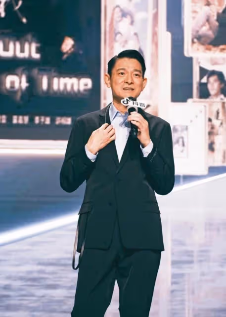 殺青日工作影片曝光　60歲劉德華一舉動獲贊