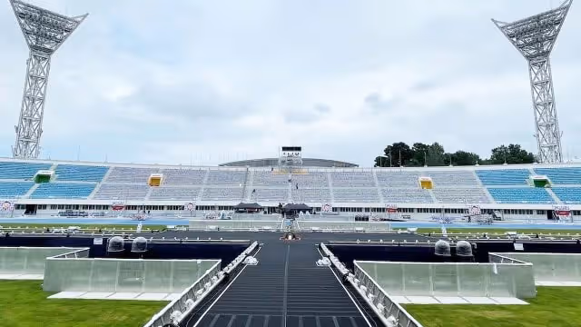 表演時意外踩空　日本女偶像頭朝地摔下階梯