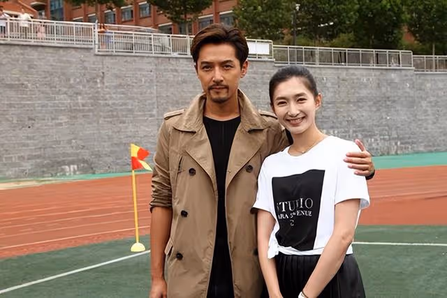曝胡歌王曉晨隱婚生女,女方剛出月子多次秀鑽戒,本尊火速回應