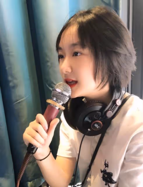 孫儷異母妹妹精緻出遊,戴兩萬項鍊細腰長腿,長變樣被指面有男相