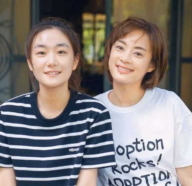 孫儷異母妹妹精緻出遊,戴兩萬項鍊細腰長腿,長變樣被指面有男相