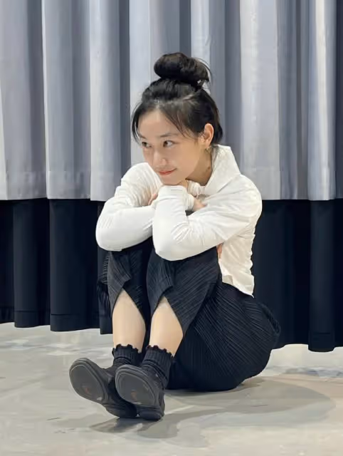孫儷異母妹妹精緻出遊,戴兩萬項鍊細腰長腿,長變樣被指面有男相