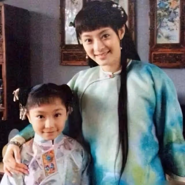孫儷異母妹妹精緻出遊,戴兩萬項鍊細腰長腿,長變樣被指面有男相