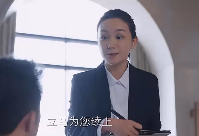 孫儷異母妹妹精緻出遊,戴兩萬項鍊細腰長腿,長變樣被指面有男相
