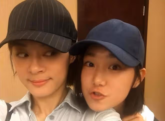 孫儷異母妹妹精緻出遊,戴兩萬項鍊細腰長腿,長變樣被指面有男相