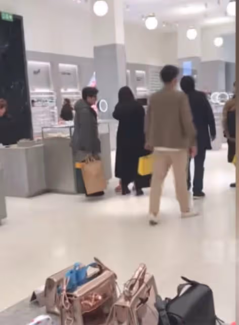 李湘王岳倫同框再被拍！男方全程貼心提重物，與前妻熱聊開懷大笑