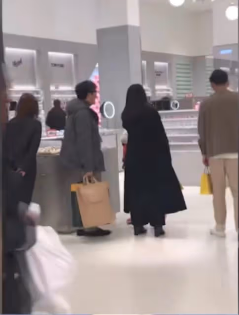 李湘王岳倫同框再被拍！男方全程貼心提重物，與前妻熱聊開懷大笑
