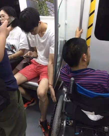 身障人士搭捷運「輪椅不停晃動」一乘客假裝不在意「手卻默默固定」:處處有溫情