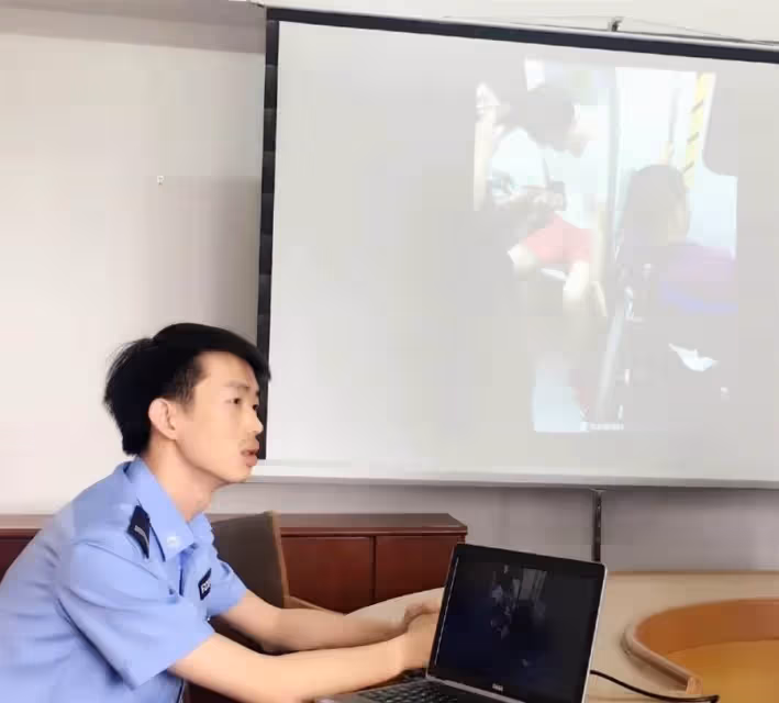身障人士搭捷運「輪椅不停晃動」一乘客假裝不在意「手卻默默固定」:處處有溫情