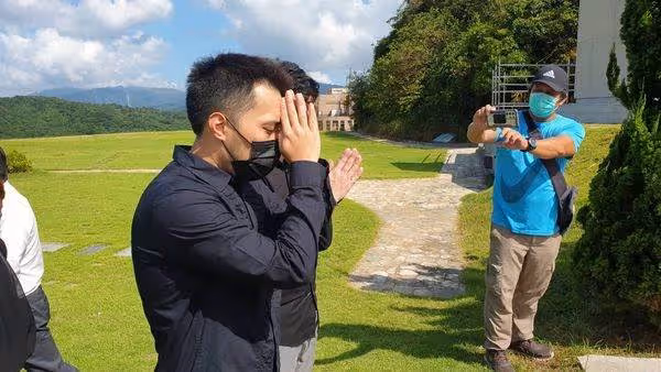 余苑綺入塔完成,弟弟和老公至豬哥亮墓前,雙手合十致意:希望阿伯能夠代為照顧她