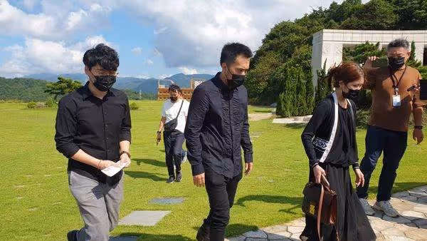 余苑綺入塔完成,弟弟和老公至豬哥亮墓前,雙手合十致意:希望阿伯能夠代為照顧她